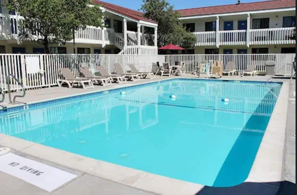 Motel6 San Luis Obispo, CA - South 37/51