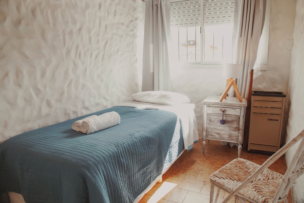 ROOM, SINGLE, SHARED BATHROOM