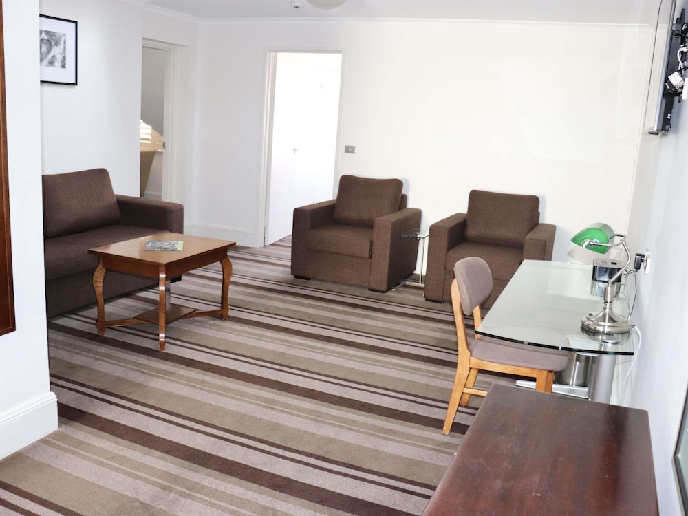 Mercure Canberra 24/41