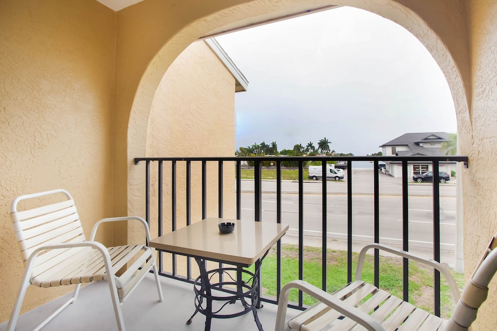 OYO Waterfront Hotel Cape Coral/Fort Myers, FL 29/51