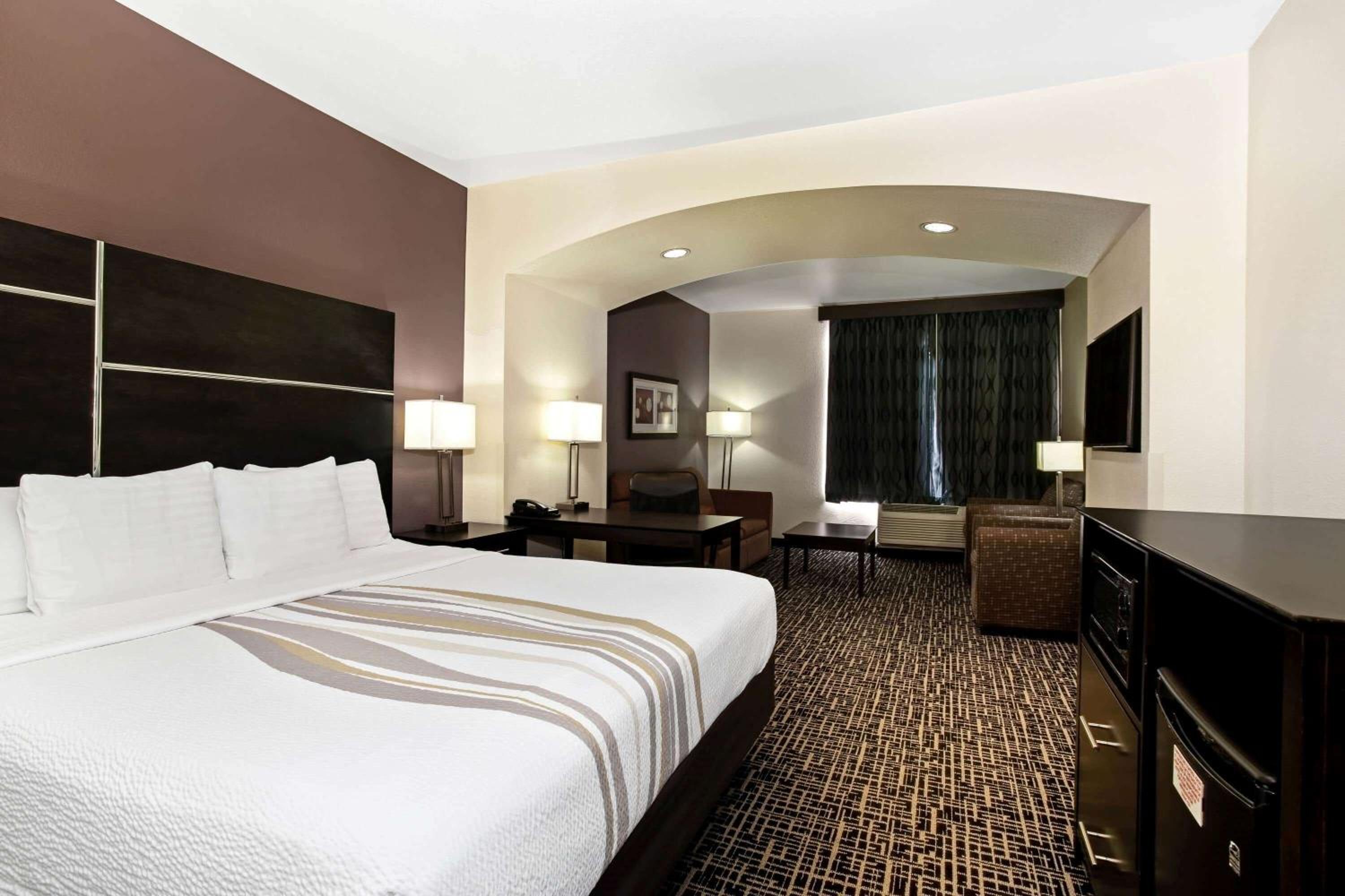 ROOM, KING BED, CORNER