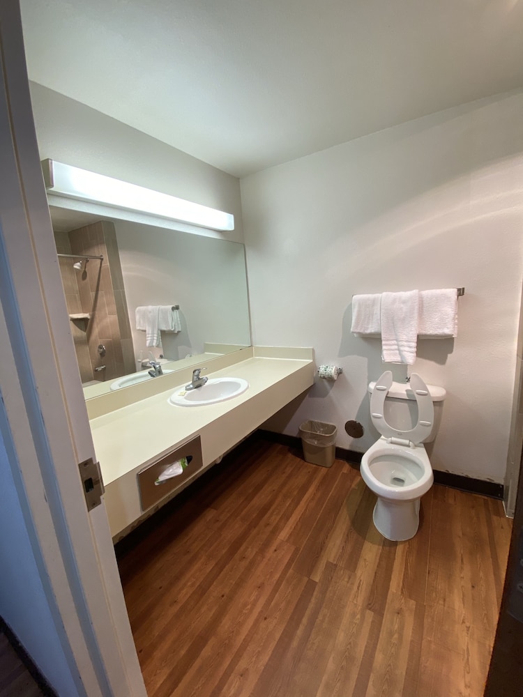 Guest House Inn Medical District near Texas Tech Univ 21/44