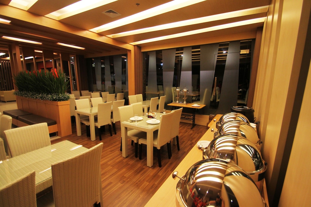 The L Hotel Entertainment 25/27