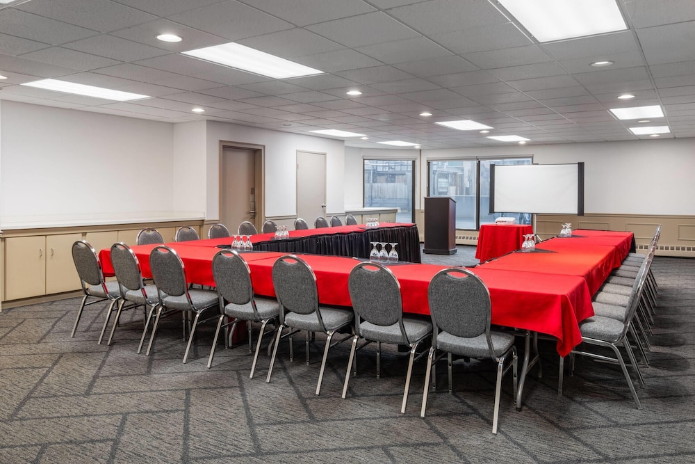 Sternwheeler Hotel & Conference Centre, Trademark by Wyndham 46/56