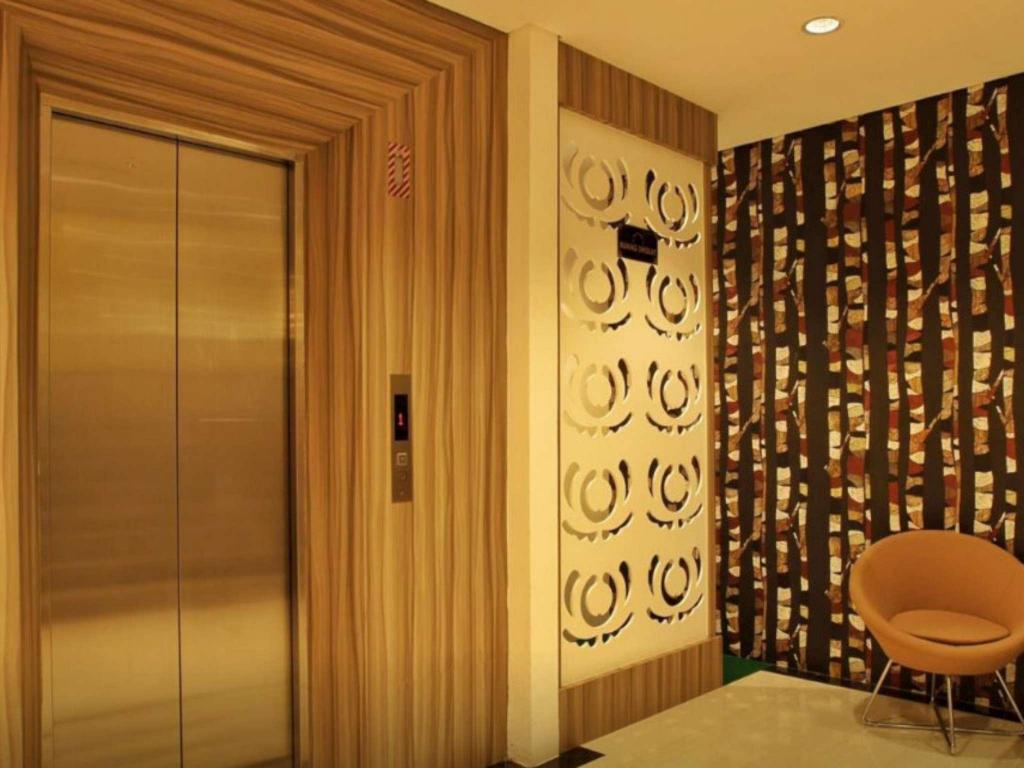Deivan Hotel 8/11