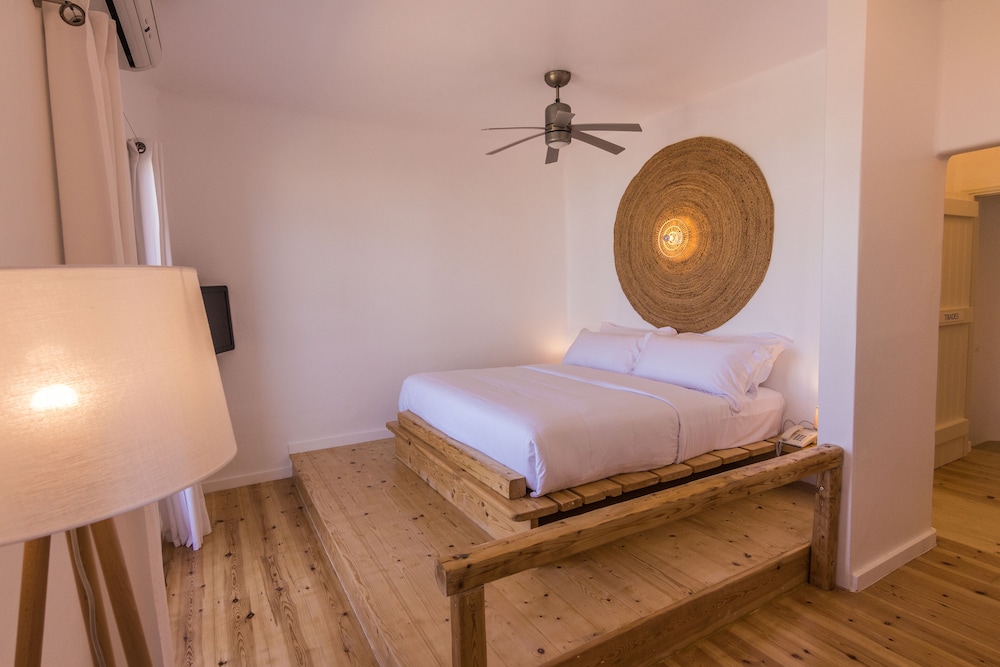 SALT SUITES & EXECUTIVE ROOMS 30/56
