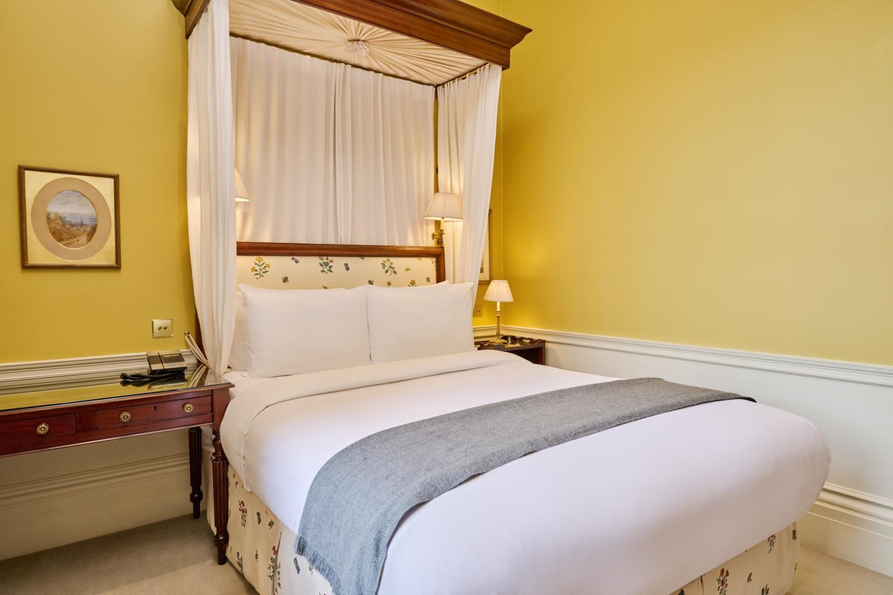 ROOM, DOUBLE BED