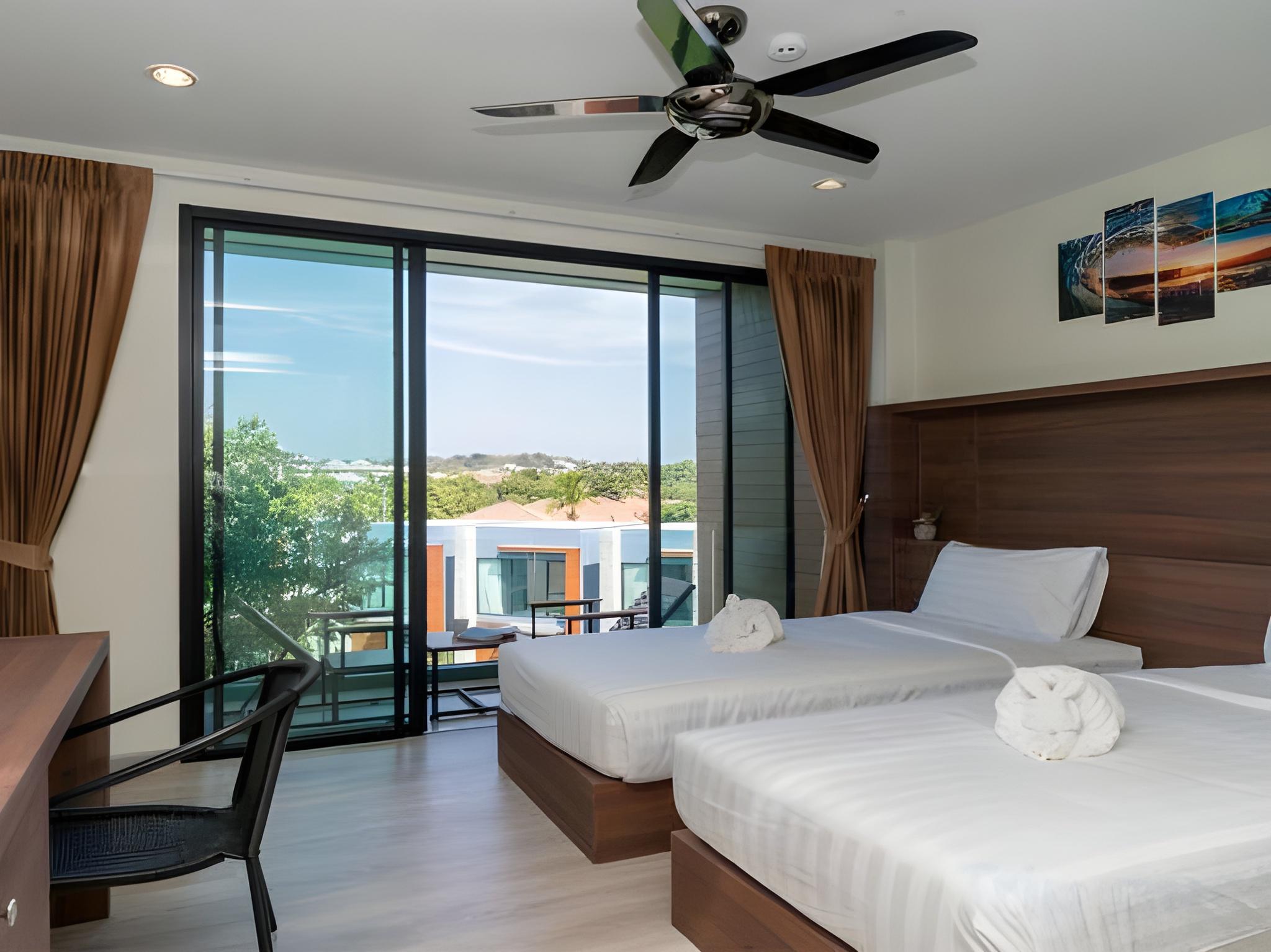 Superior, King Bed, Pool Access