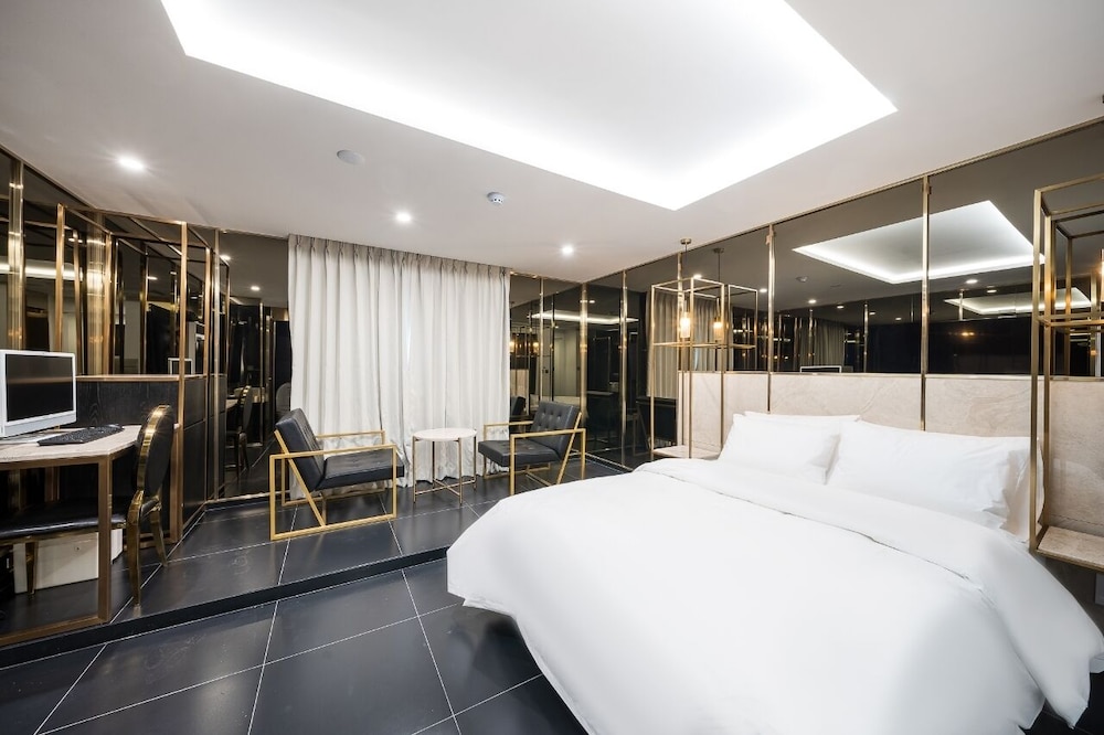 Amourex Hotel 24/49