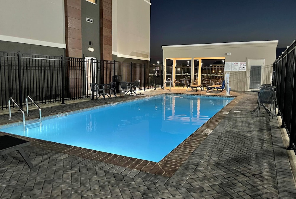 Hawthorn Extended Stay by Wyndham Sulphur (Lake Charles) 36/38