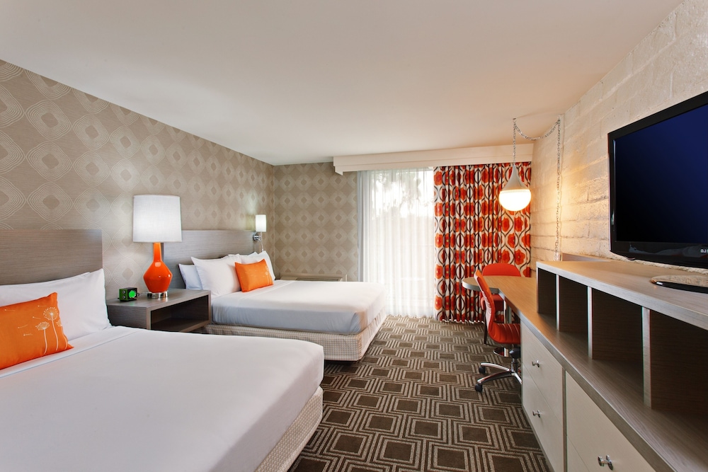 Room at The Garland Hotel, NORTH HOLLYWOOD - CA