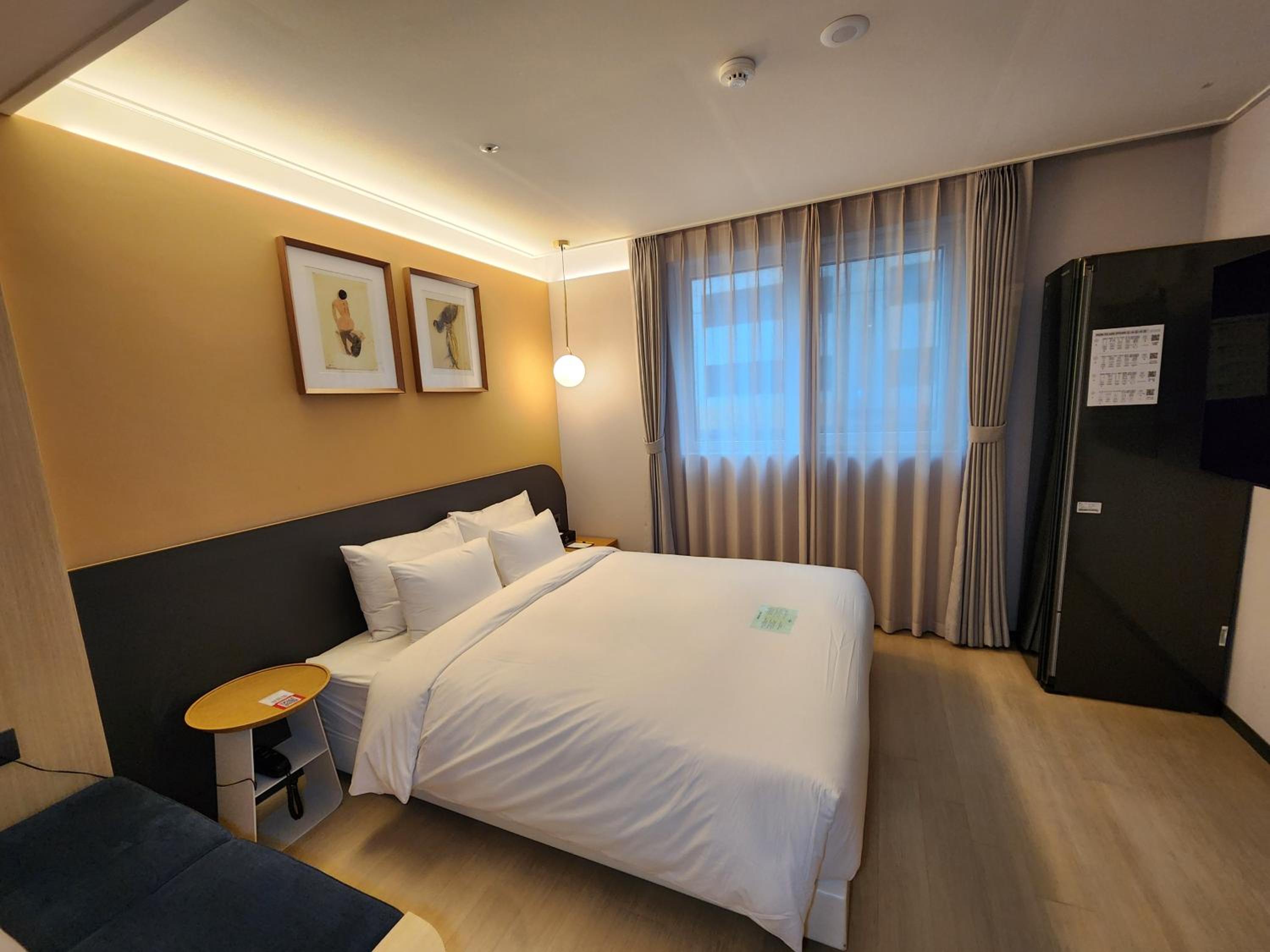 Standard, Double Bed, Pool Access، Hound Hotel Busan Station 4/10