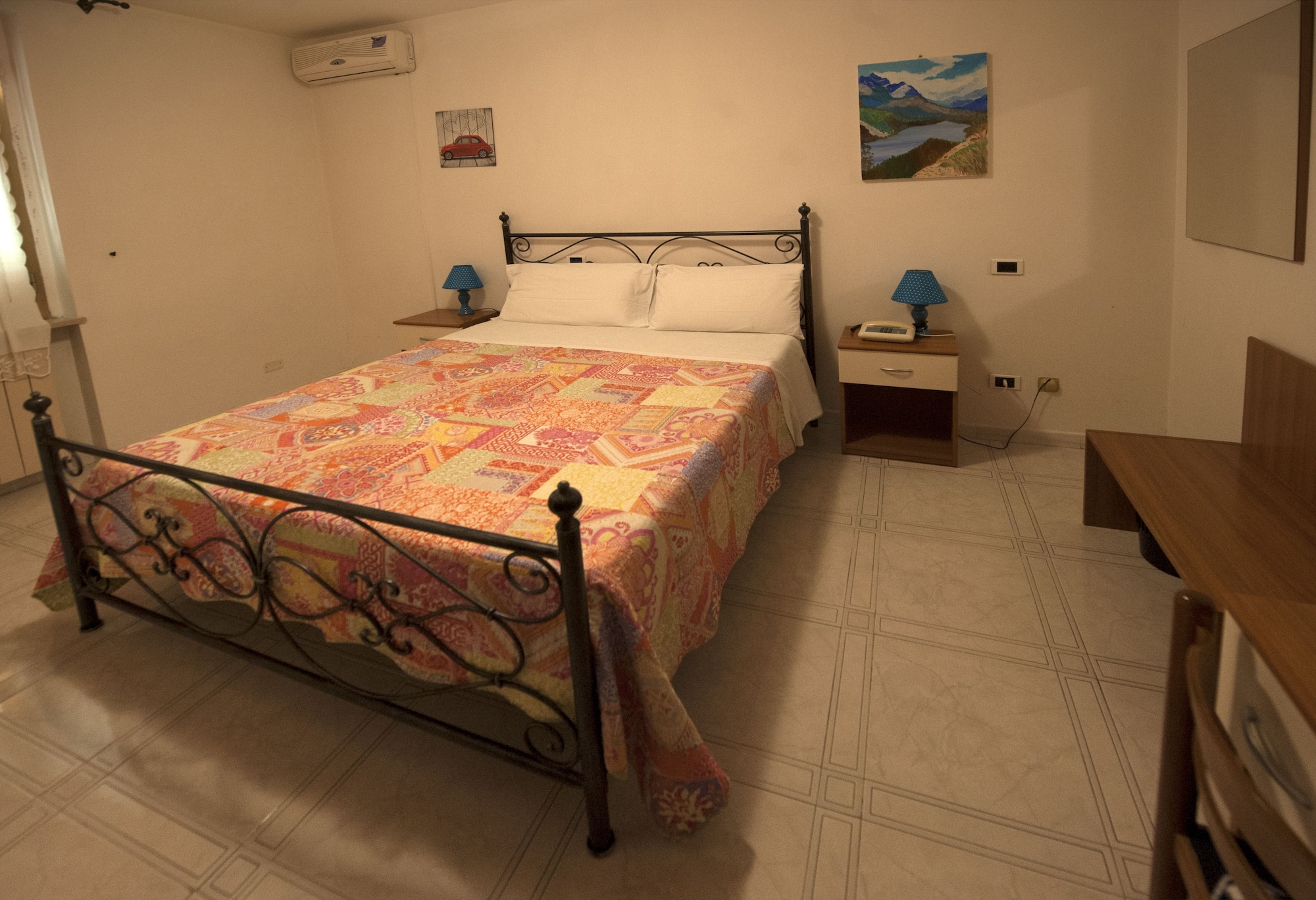 ROOM, DOUBLE BED