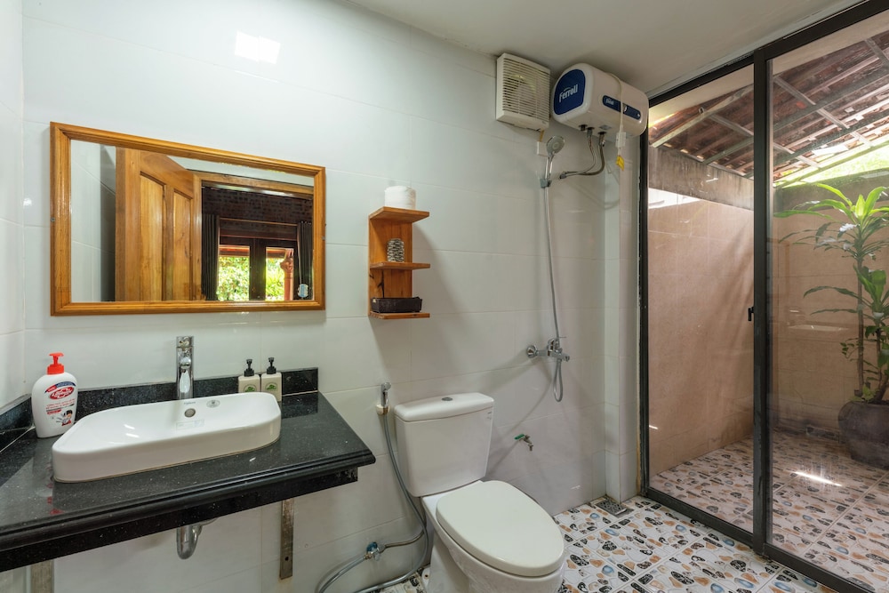 غرفة تقليدية ثلاثية بسرير كينج وسرير فردي بإطلالة على المسبح، Ninh Binh Family Homestay 2/4