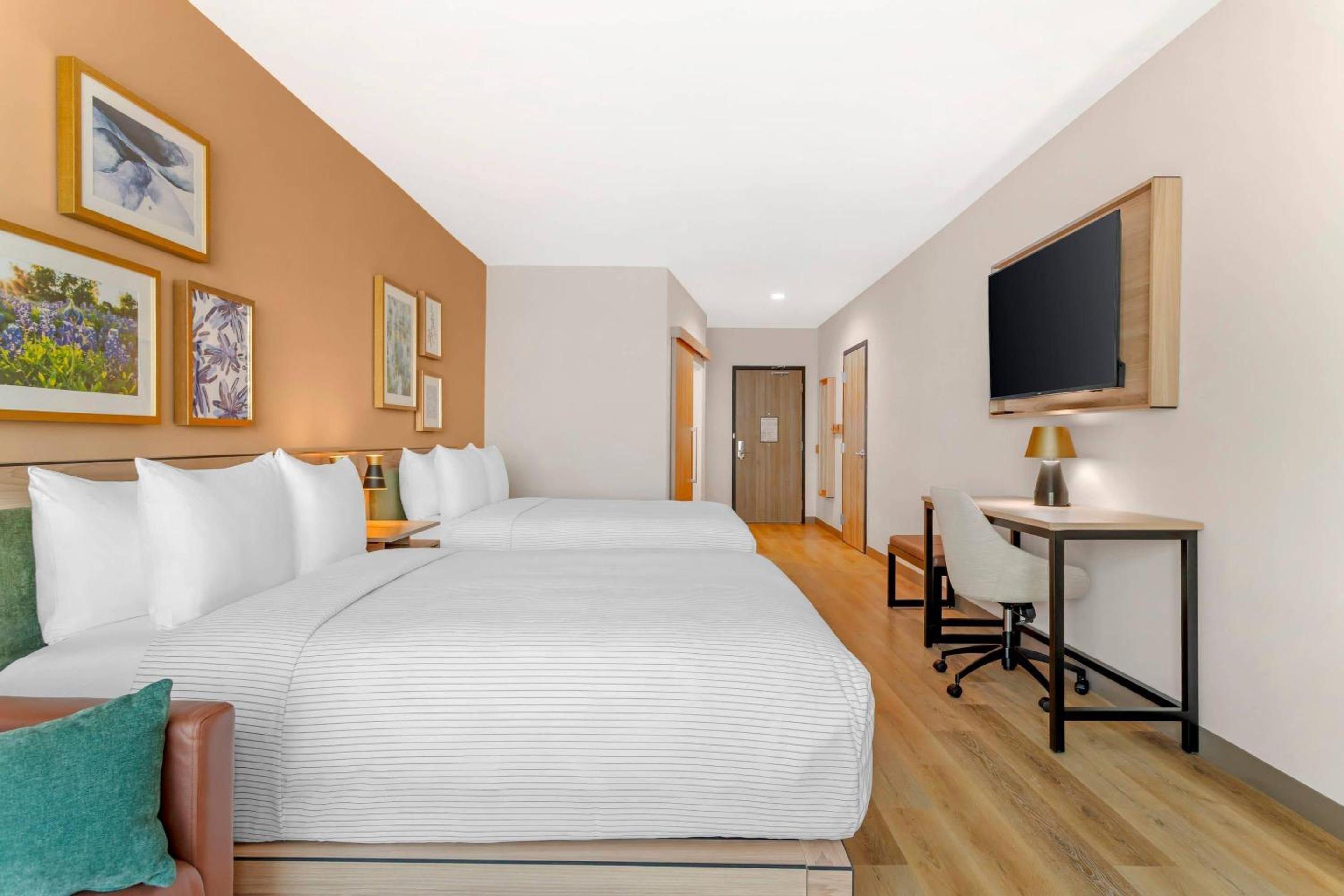 Room, Quadruple, 2 Queen Beds, Bathtub, Accessible