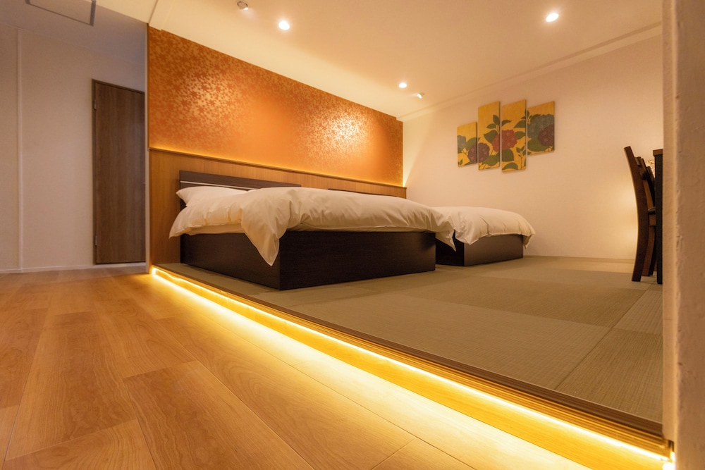 ROOM, QUADRUPLE