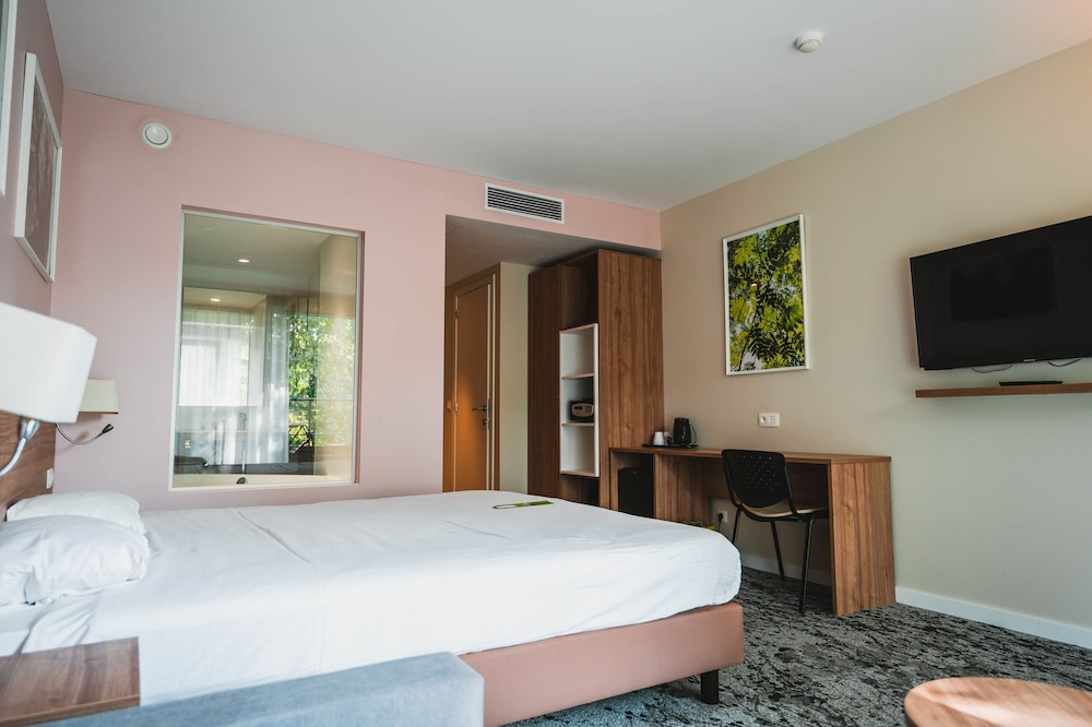 Utopia Hotel 32/69