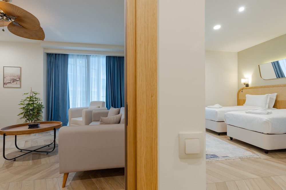 MiraMar Luxury Residences 16/86