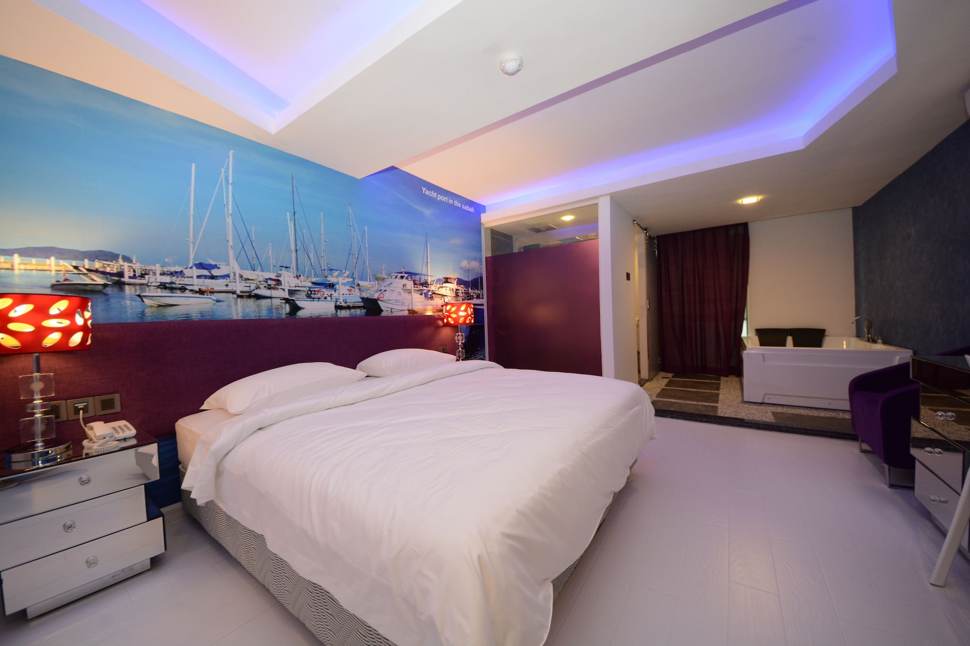 GRAND, KING BED, JETTED TUB