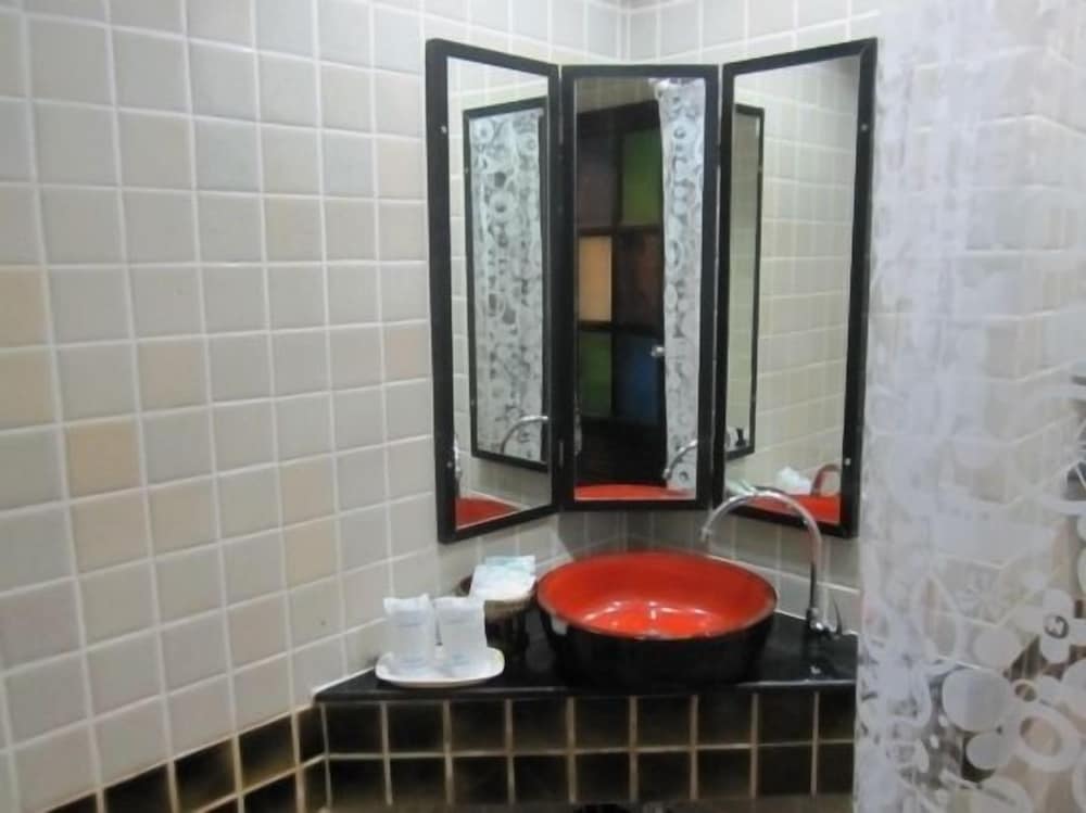 Wangburapa Grand Hotel 45/47