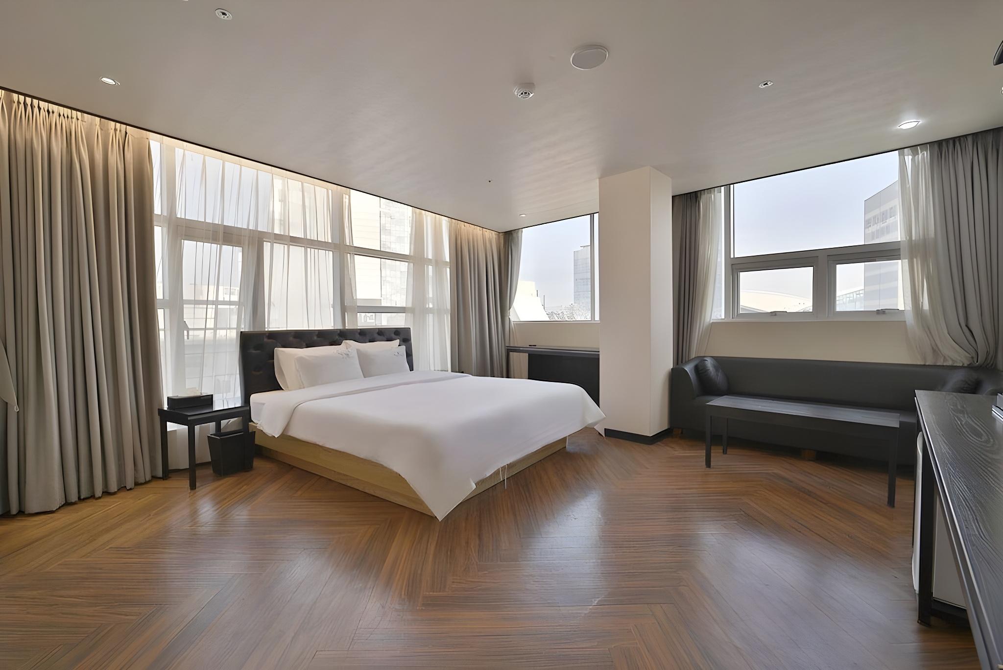 Platinum, Queen Bed