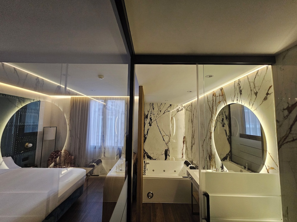 Hotel Las Tres Campanas 25/27