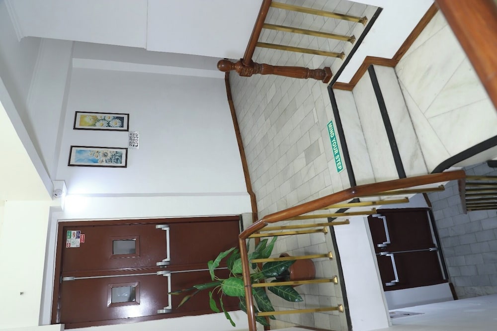 AIRPORT HOTEL. 9/56