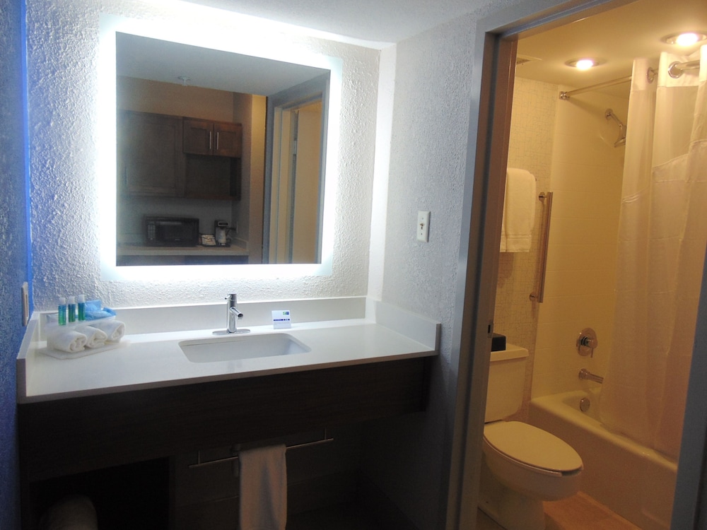 Holiday Inn Express Suites Wapakoneta 21/57