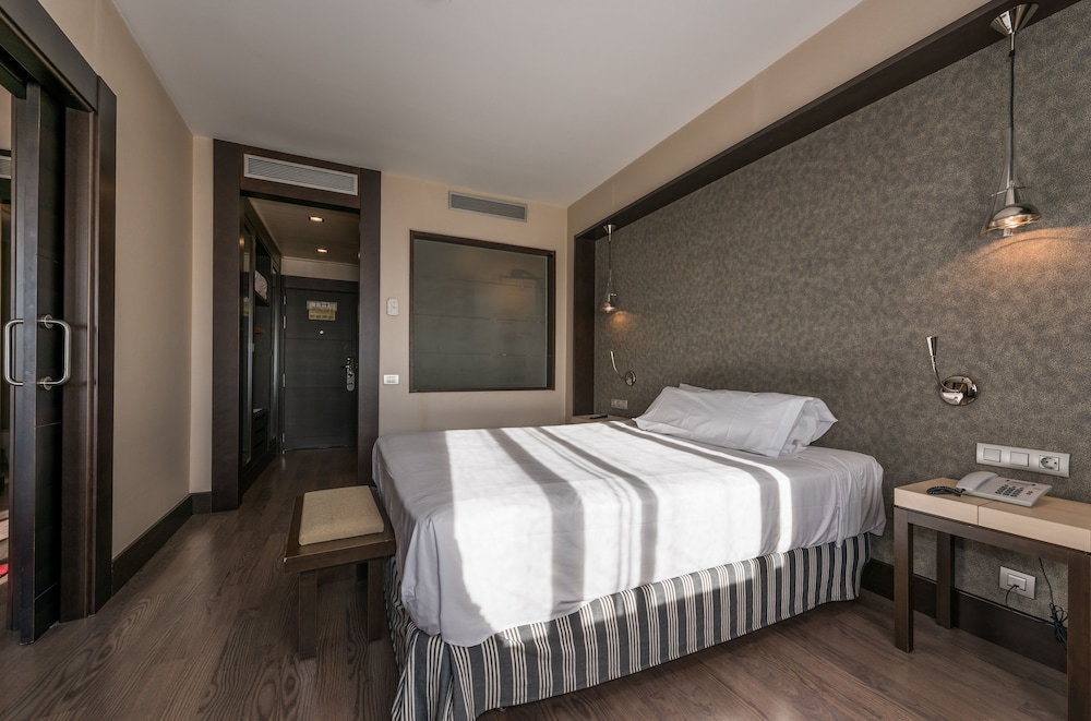 Mercader Hotel 13/50