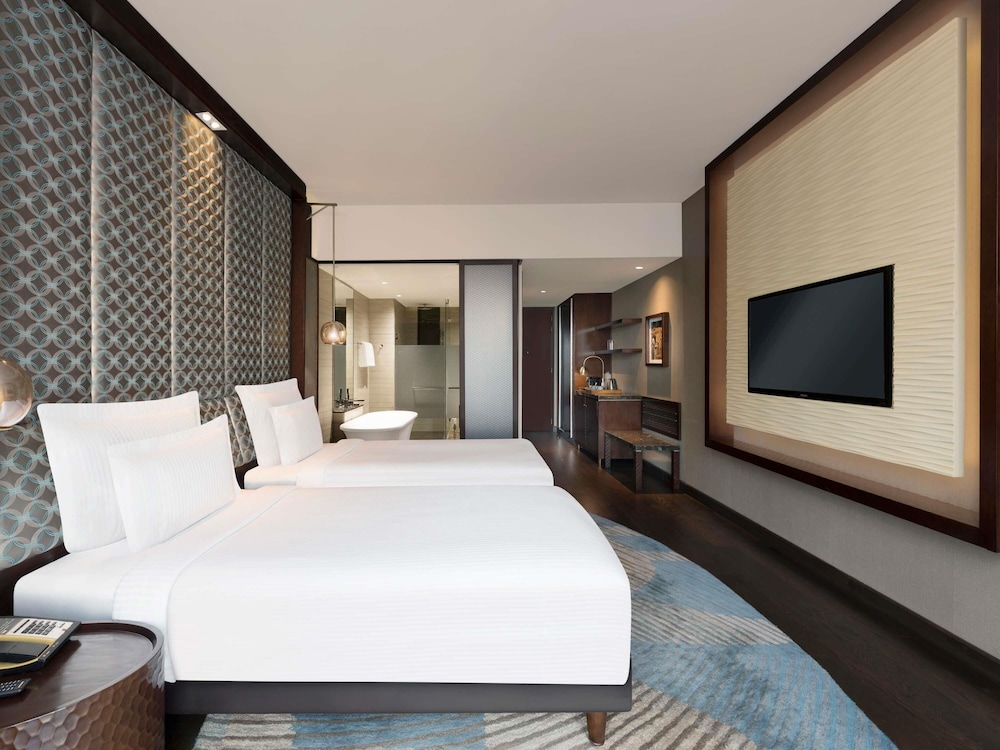 Executive, Twin Beds, Pool Side