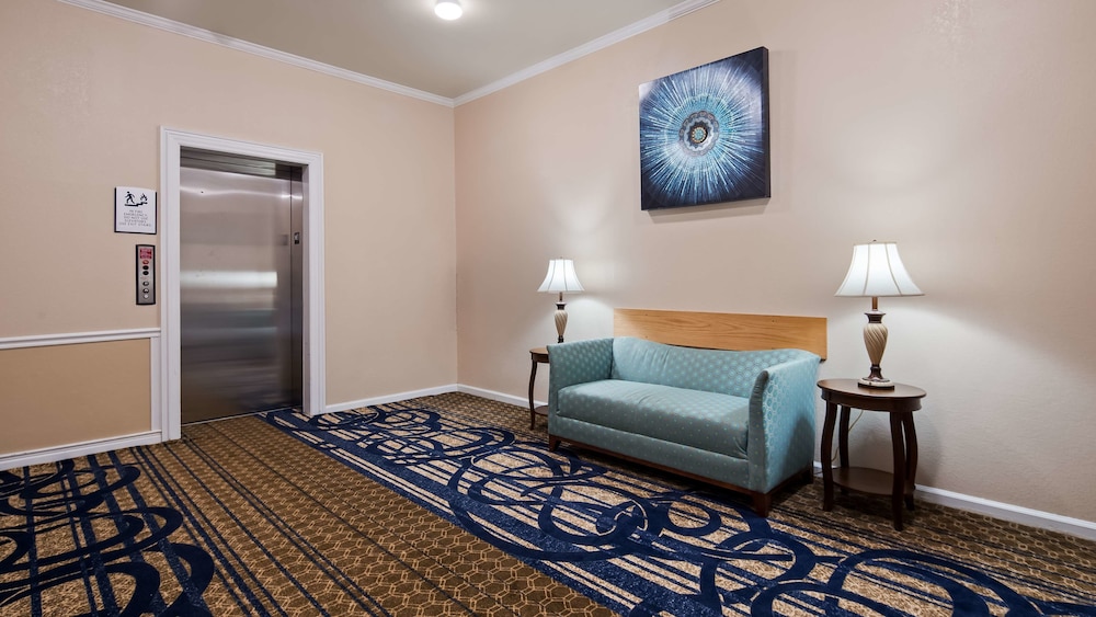 Best Western Spring Hill Inn & Suites 24/32
