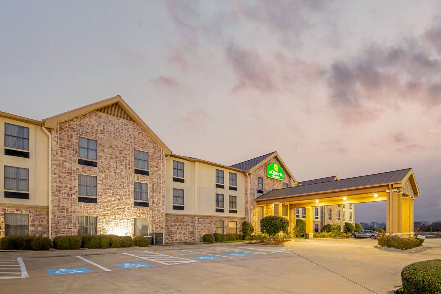 La Quinta Inn & Suites by Wyndham Denison - N. Lake Texoma 32/35