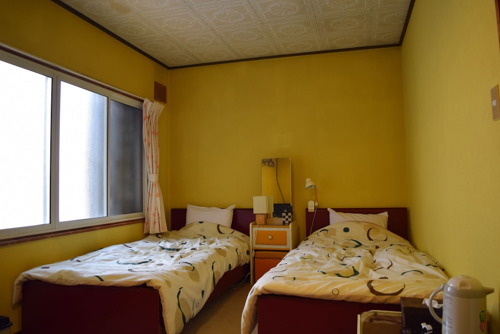 ROOM, TWIN BEDS, SHARED BATHROOM