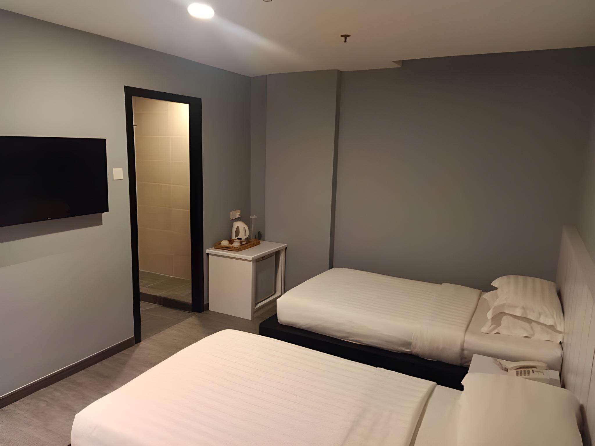 Deluxe, Twin Beds, No Window