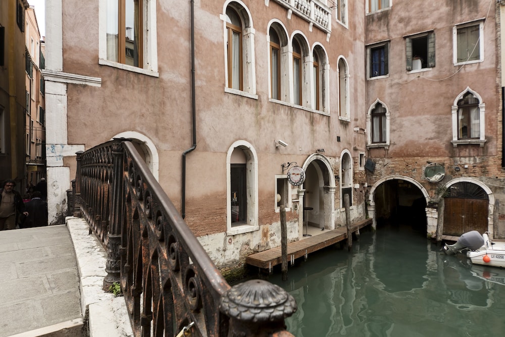 All Angelo Art Hotel 67/72