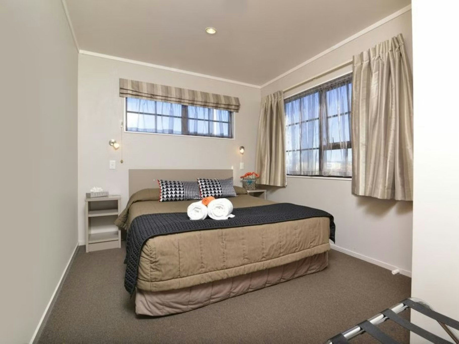 Knightsbridge Court Motor Lodge 21/37
