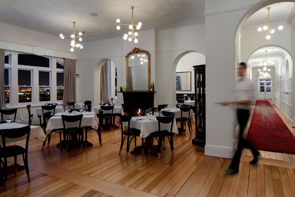 RYDGES HOBART 55/67