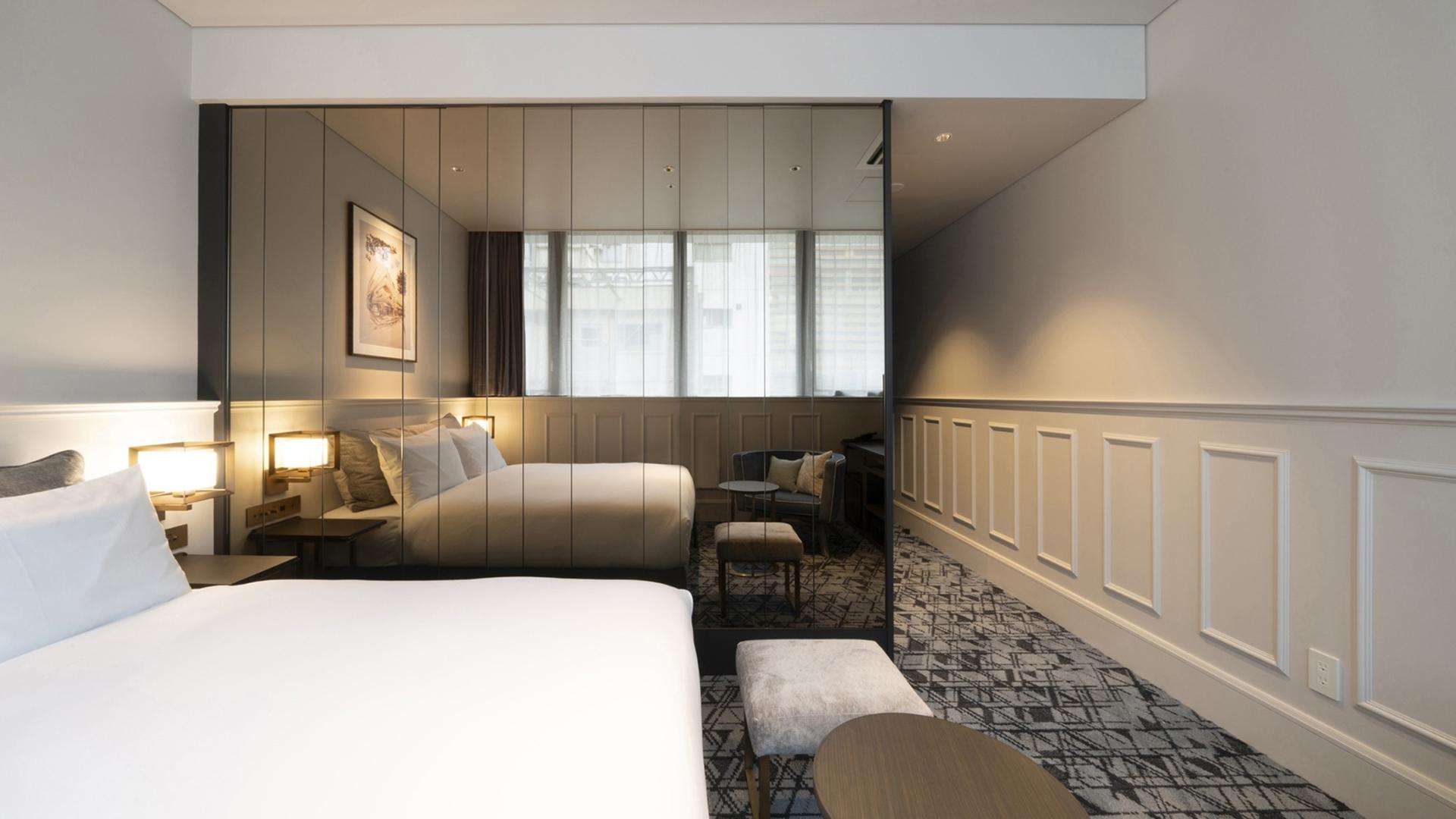 Universal, Queen Bed