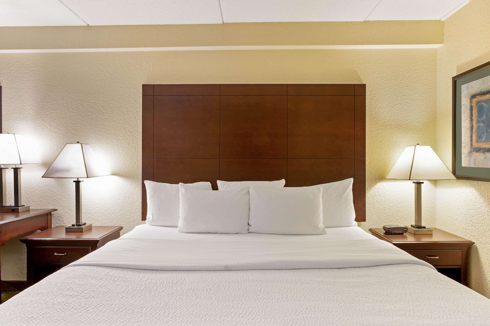 La Quinta Inn & Suites by Wyndham Boston Somerville 11/52