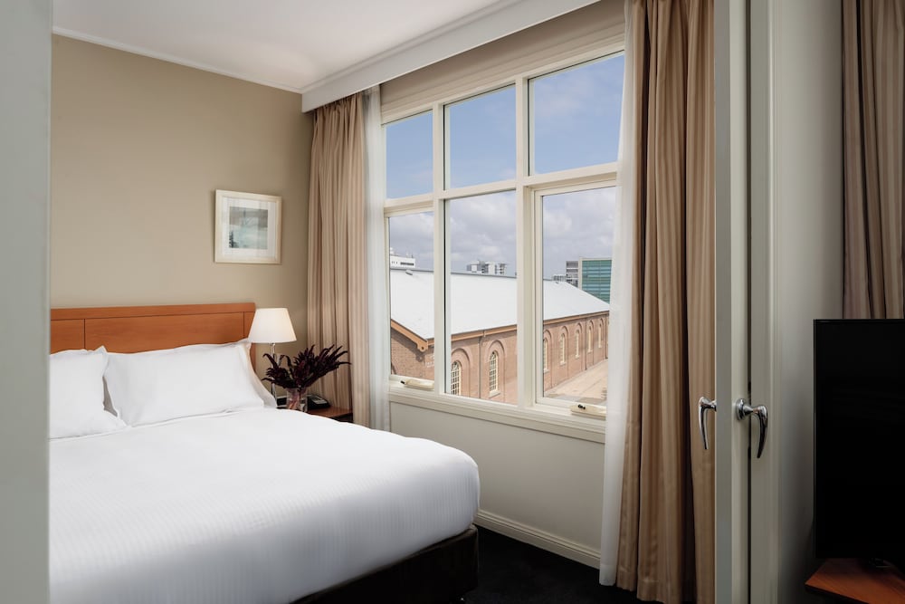 SUITE, KING BED, CITY SIDE