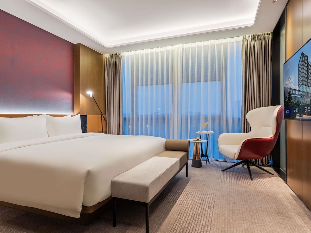 DELUXE, SUITE, KING BED