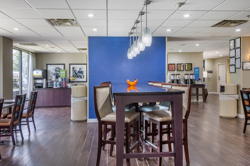Hampton Inn Adel 25/45
