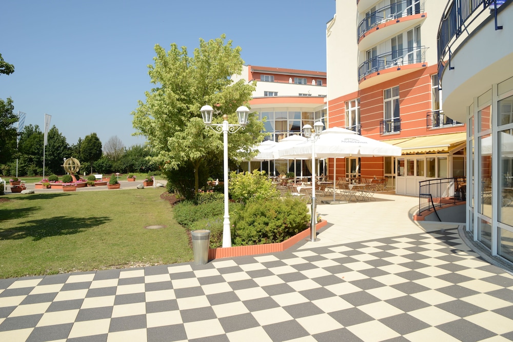 Monarch Hotel 64/68