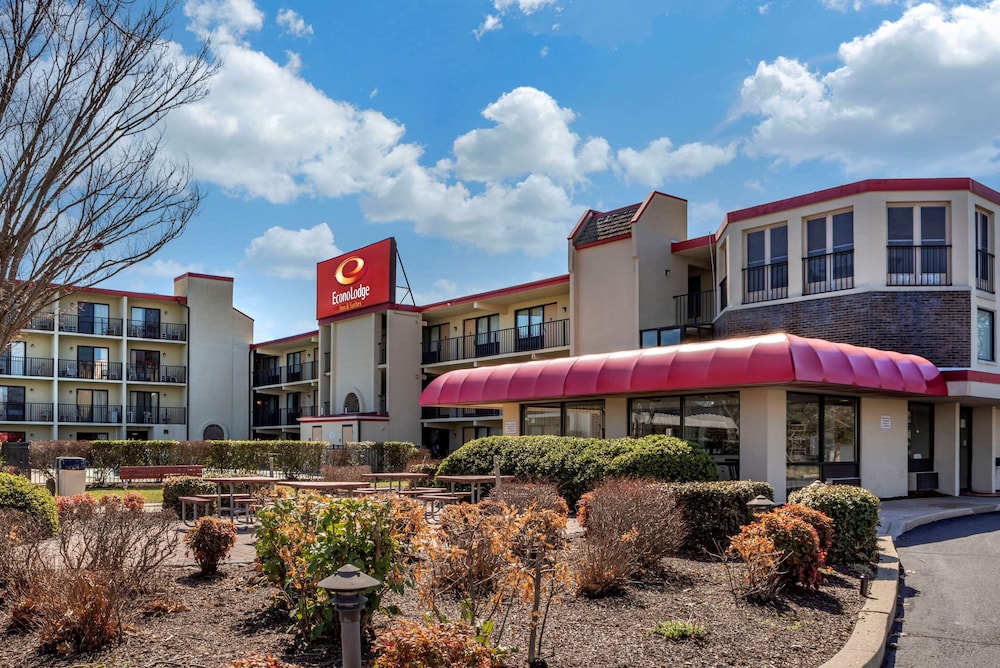 Econo Lodge Inn and Suites Resort Rehoboth Beach 4/42