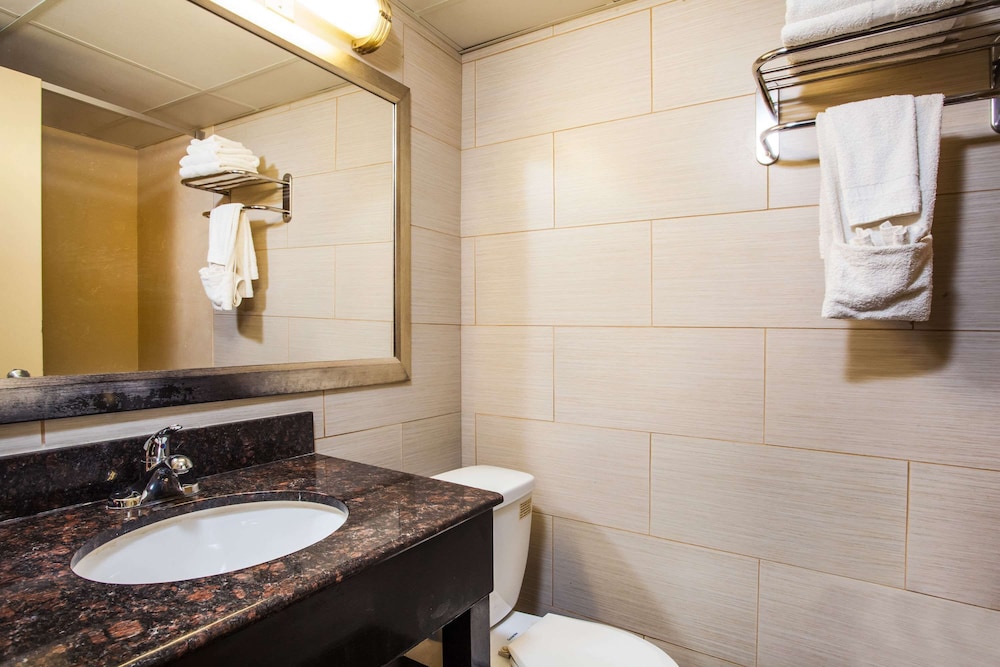 جناح بسريرين كوين بحوض جاكوزي، Howard Johnson by Wyndham North Plainfield 3/3