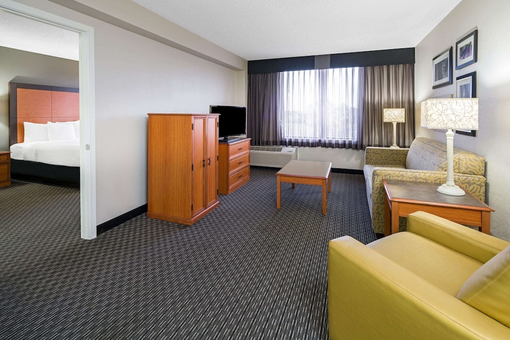 La Quinta Inn & Suites by Wyndham Buena Park 29/44
