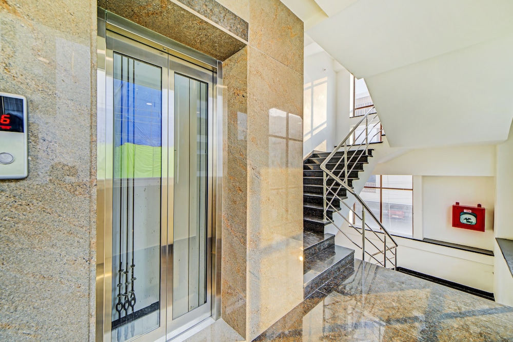 Oyo 14745 Veeraj Suites 50/50