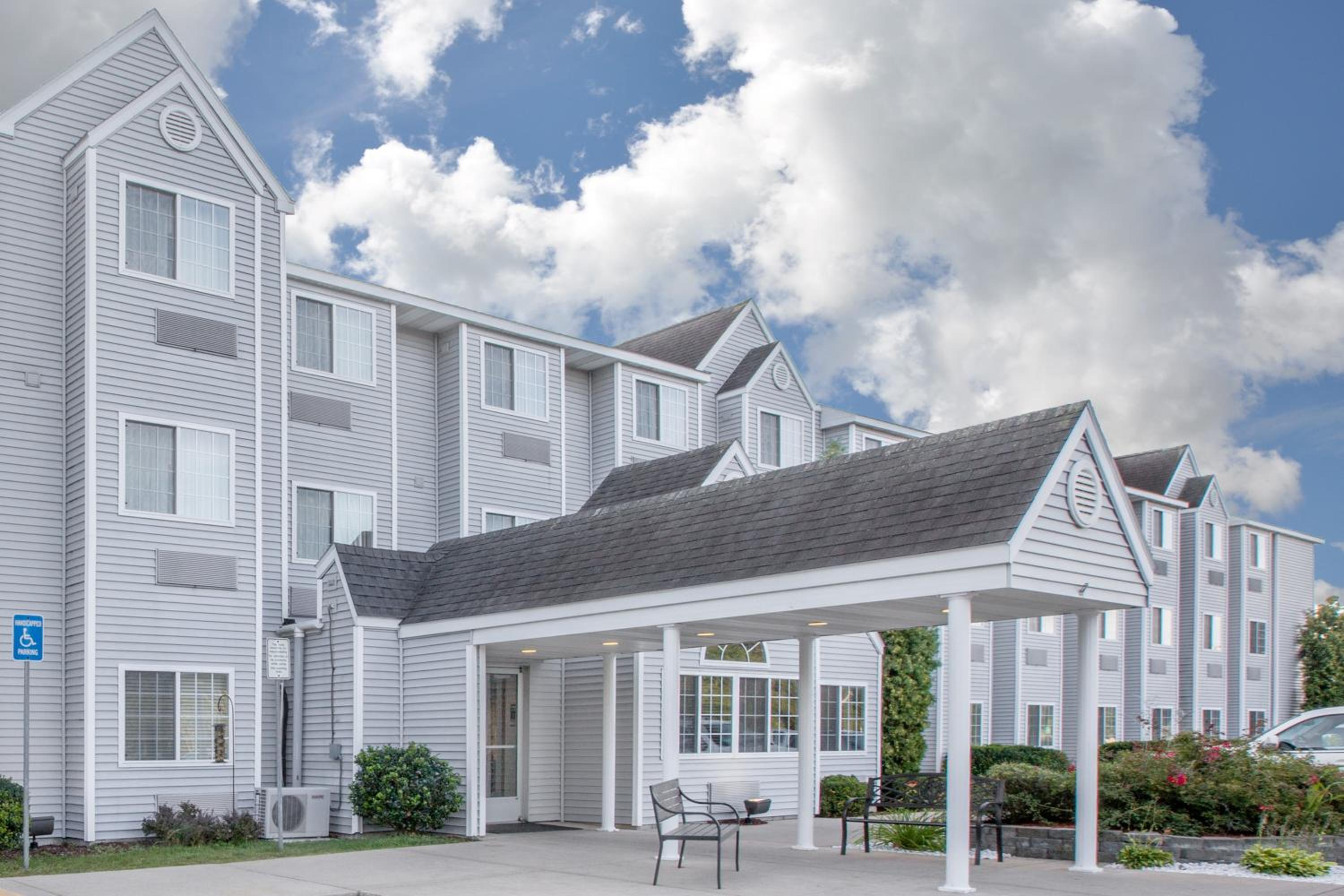 Microtel Inn & Suites by Wyndham Manistee 1/50