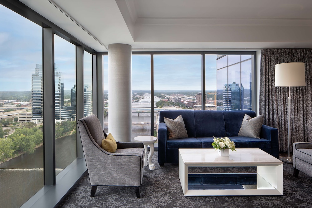 Amway Grand Plaza, Curio Collection by Hilton 26/65