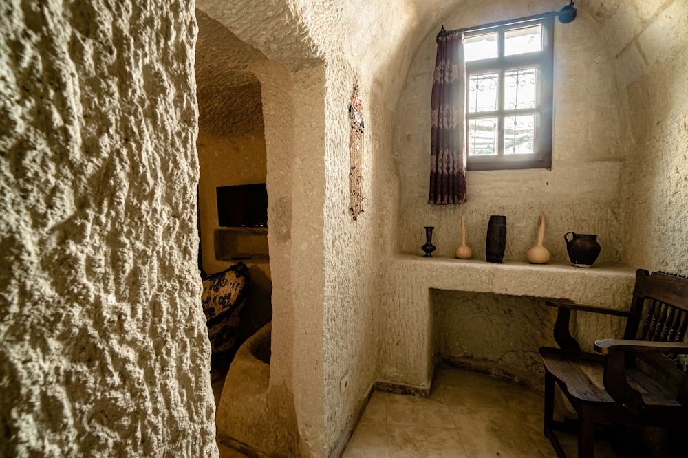 Amber Cave Suites 65/76